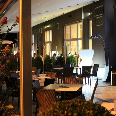 Eq Hotel Travagliato Екстериор снимка