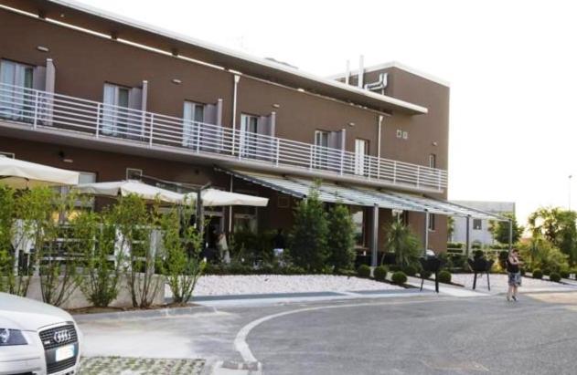 Eq Hotel Travagliato Екстериор снимка