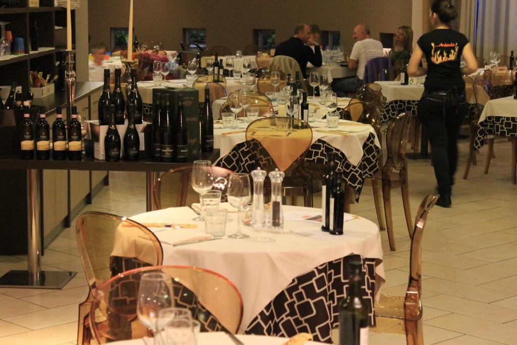 Eq Hotel Travagliato Екстериор снимка