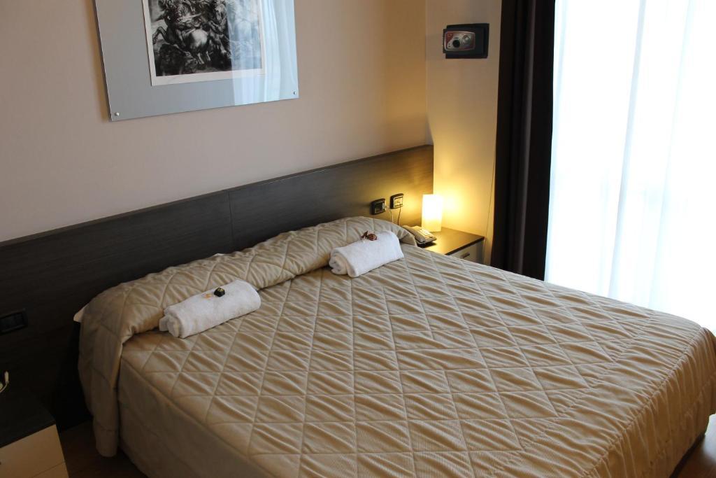 Eq Hotel Travagliato Стая снимка