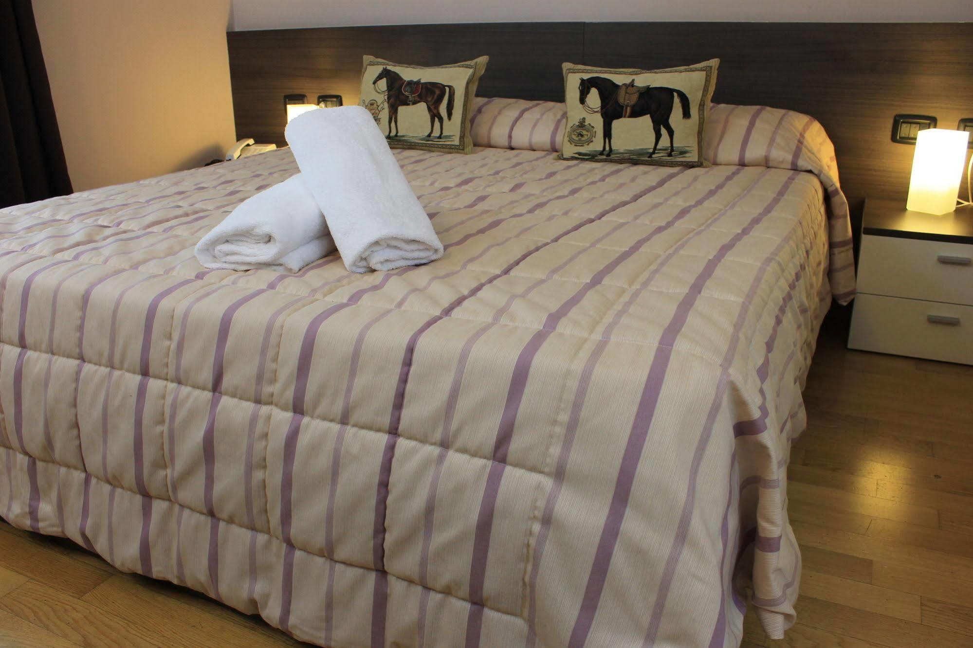 Eq Hotel Travagliato Екстериор снимка