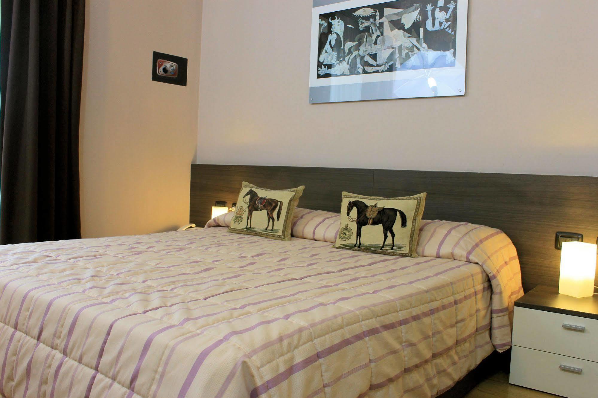 Eq Hotel Travagliato Екстериор снимка