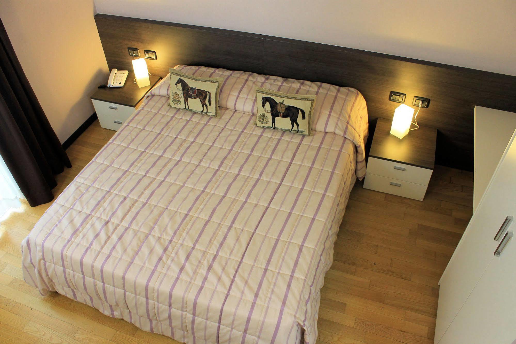 Eq Hotel Travagliato Екстериор снимка